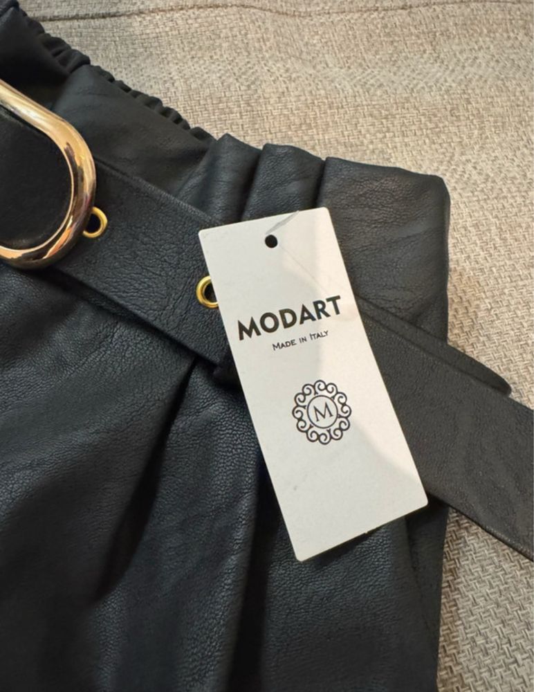 czarne skórzane spodenki z paskiem z klamrą butik