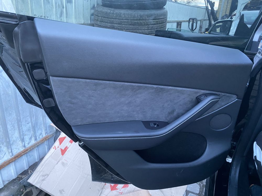 Двері tesla model Y