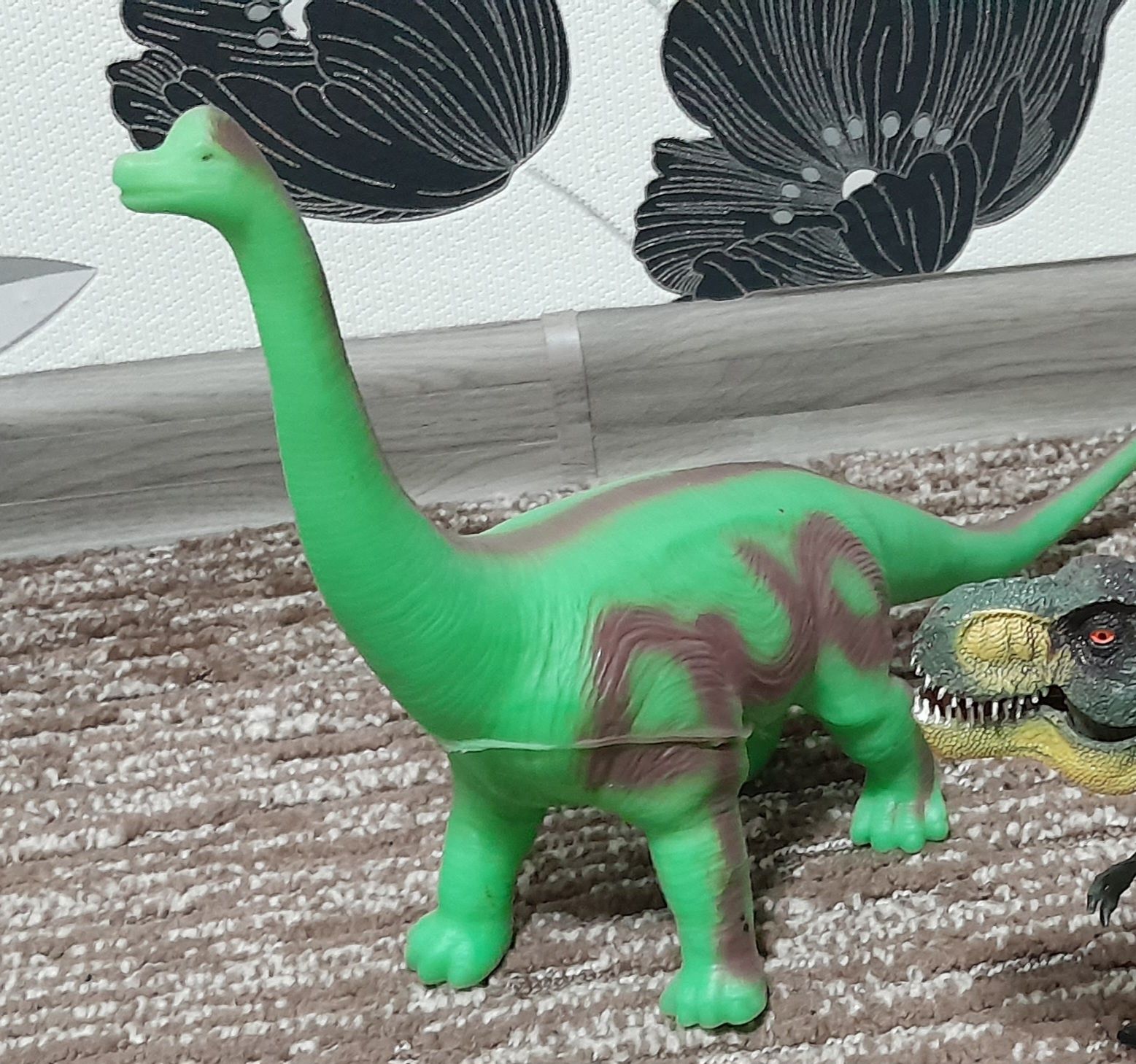 Резиновый динозаврик