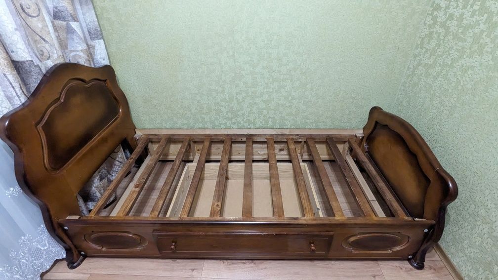 Дерев'яне односпальне ліжко з ортопедичним матрасом