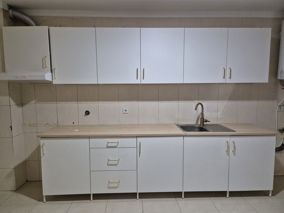 Armários de cozinha praticamente novos