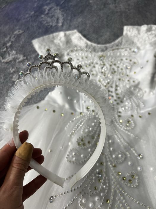 Продам савяткову сукню білого кольору