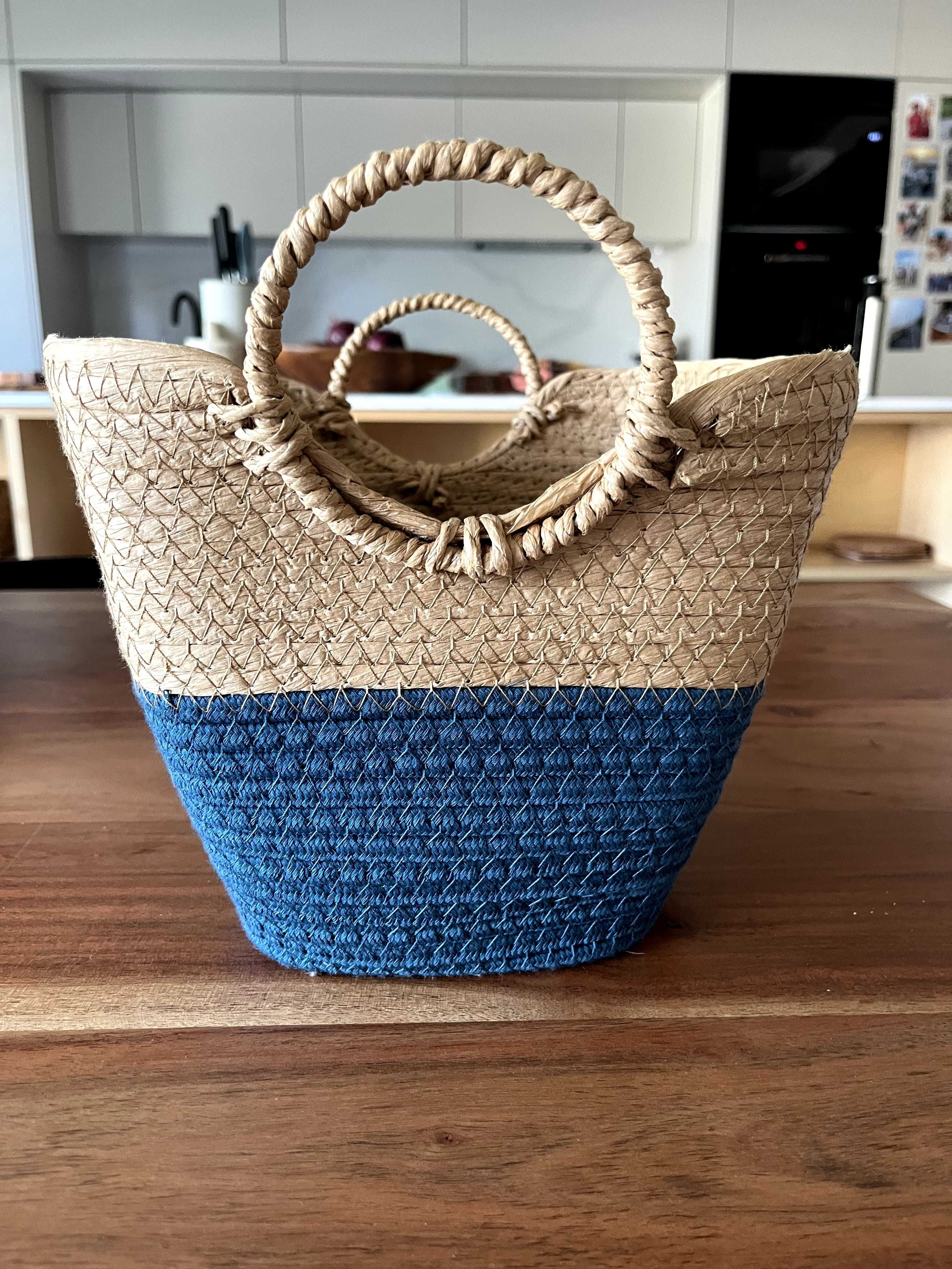 Arrumação de vime entrançado em estilo vintage, decoração