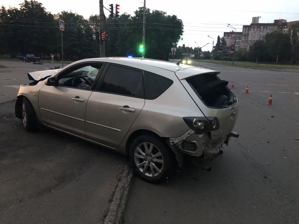 Мазда 3 запчасти двери , крыша , салон