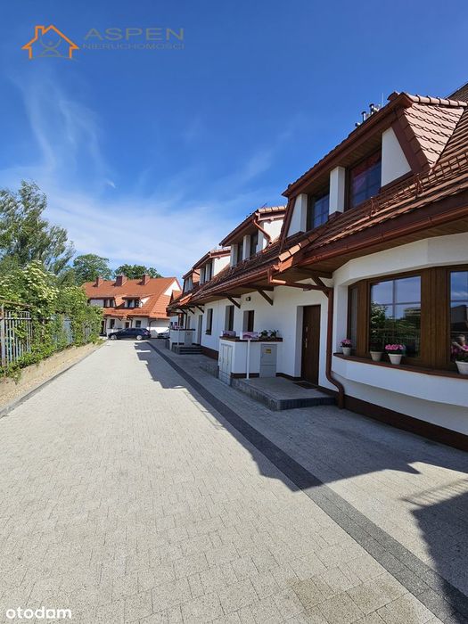 Elegancki nowy dom z klimatyzacją, garażem, 2 łazienki, 3 sypialnie