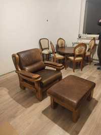 Fotel antyk drewno i skóra z podnóżkiem