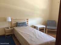 74017 - Quarto com cama de solteiro, com varanda, em apartamento...