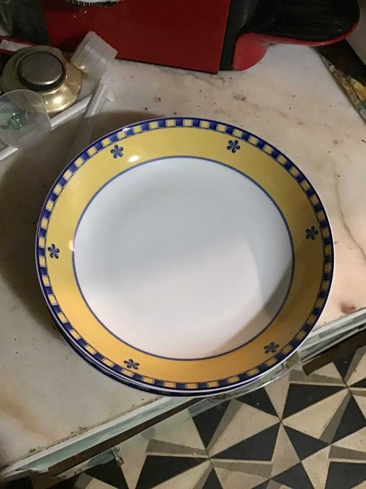 prato de sopa amarelo azul e branco