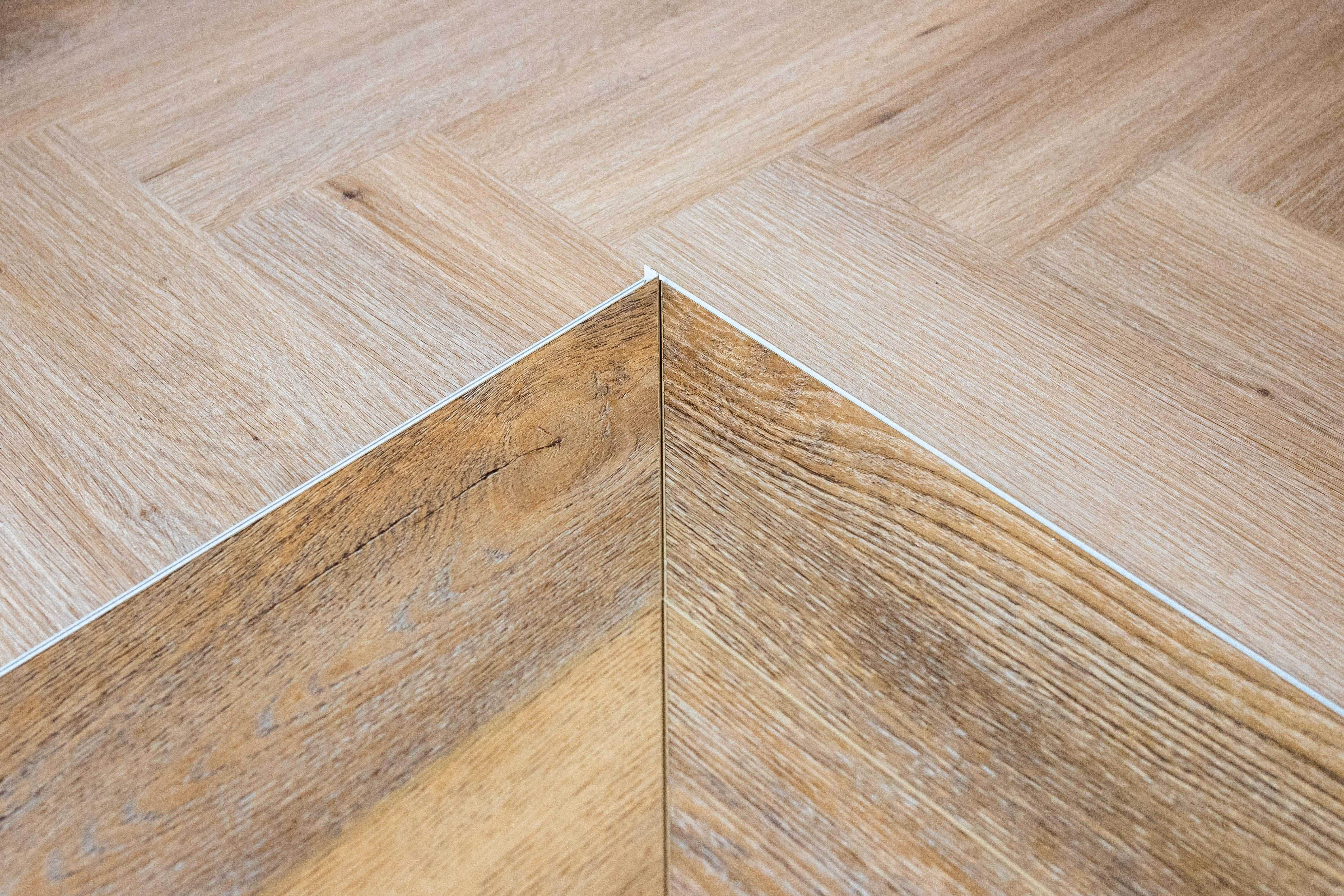 Podłogi z natury winyle 2w1 Jodełka francuska Chevron 6mm z montażem