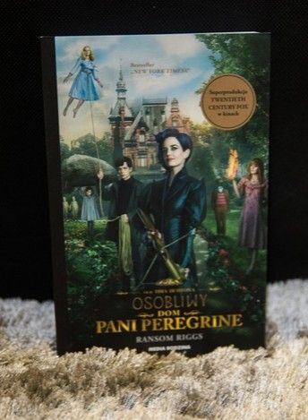 Książka Osobliwy dom pani Peregrine. Ransom Riggs okładka filmowa