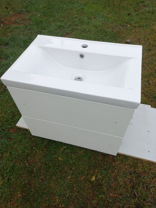 Sprzedam szafke lazienkowa z umywalka