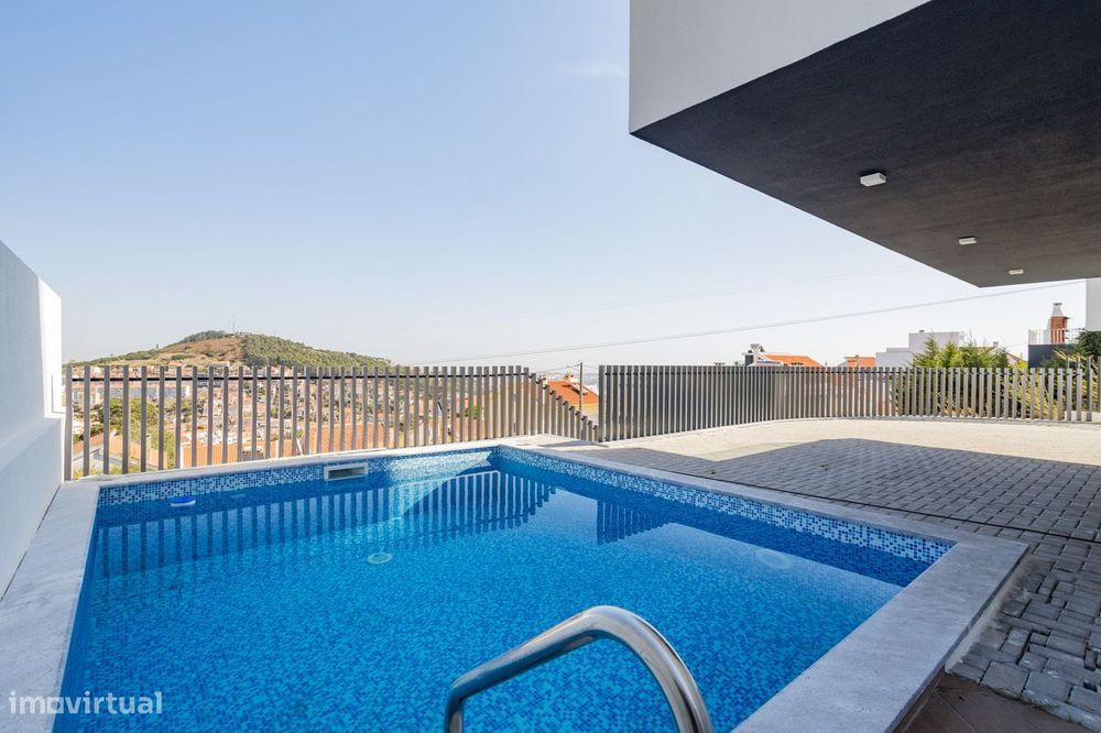 Luxuosa Moradia Isolada com Vista Panorâmica sobre Lisboa e Rooftop Pr