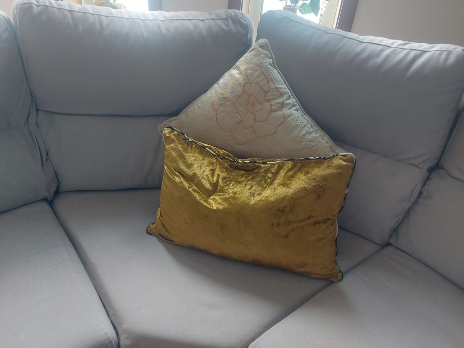 Sofá de canto arredondado com chaise longue e 4 puffs