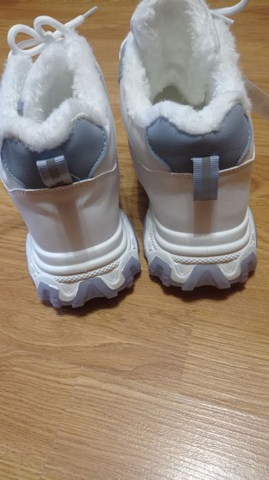 Утеплённые кросовки новые