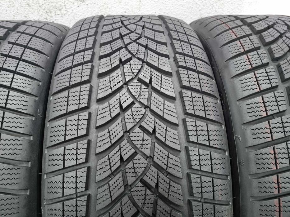 245/40/19 98V 275/35/19 100V Goodyear Ultra Grip Preformance KOMPLET