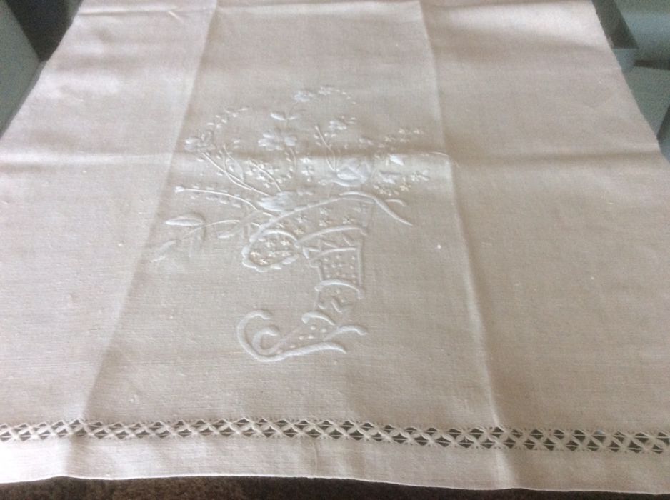 Toalha de mãos em linho puro bordada à mão.