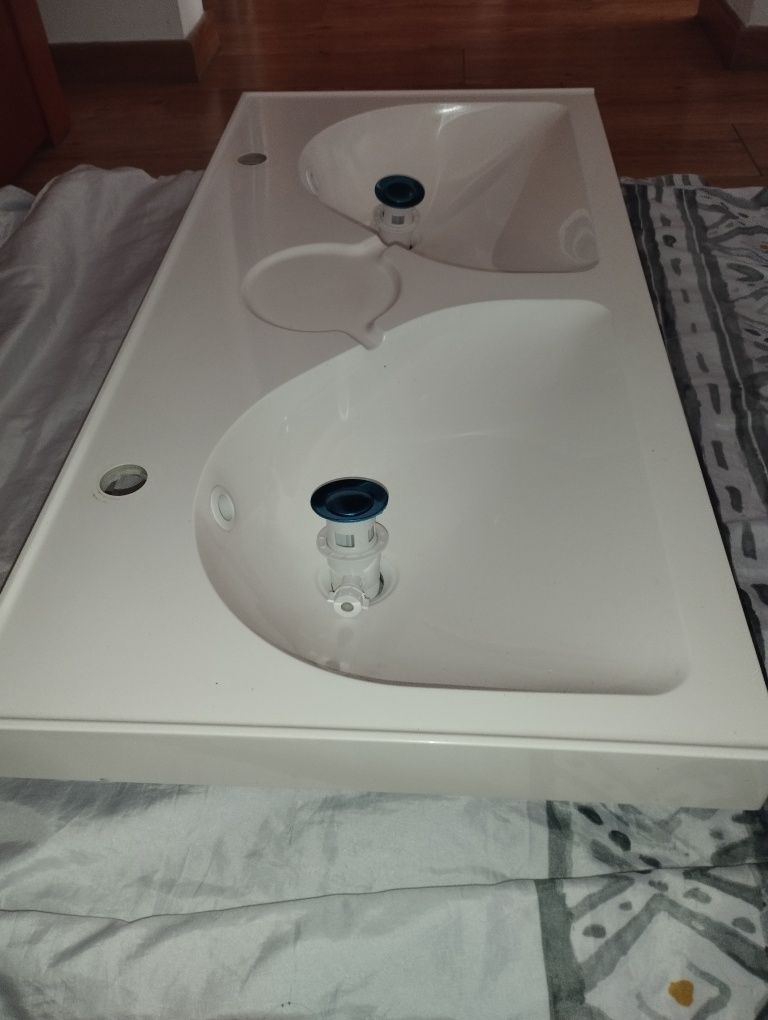 Lavatório branco Duplo