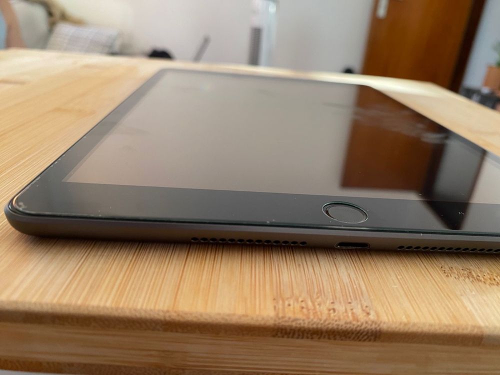 iPad 9ª Geração 64 GB (Wi‑Fi) – Cinzento Escuro + Acessórios