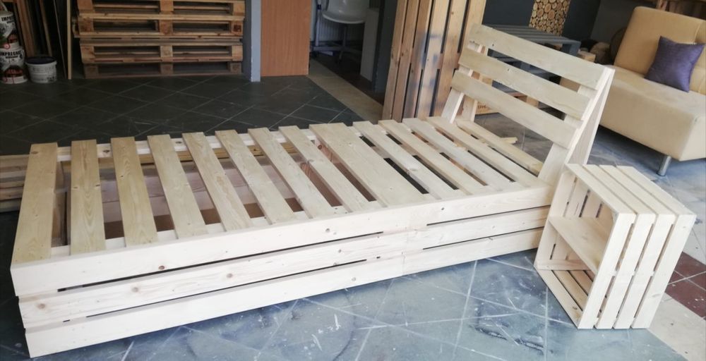 łóżko drewniane na wzór palet