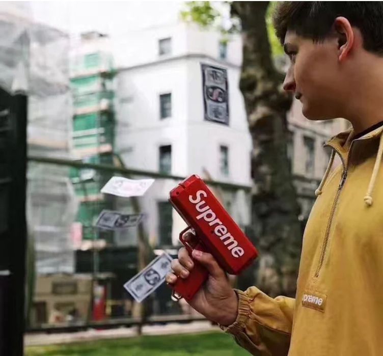 Пистолет который стреляет деньгами Money Gun