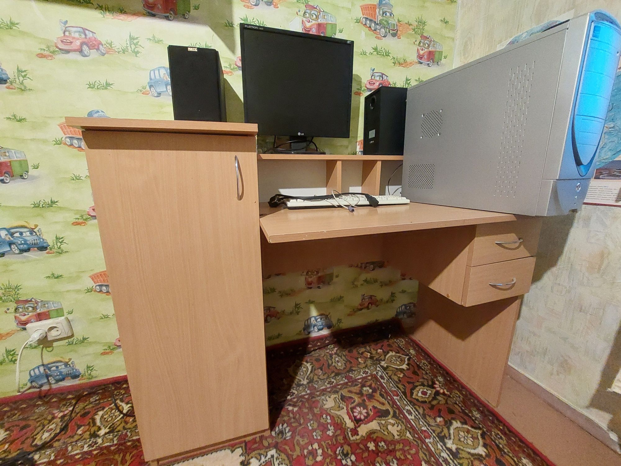Компьютерный стол