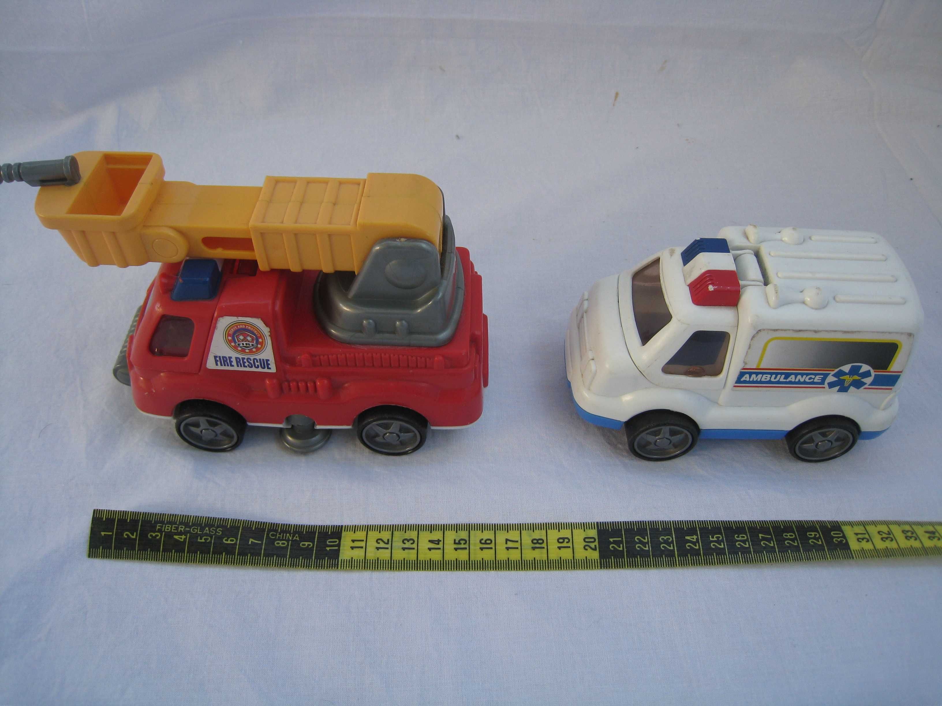 2 Carros de brincar (Ambulância e Bombeiros)