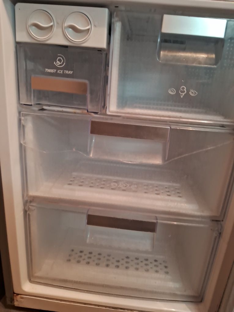 Холодильник LG серый