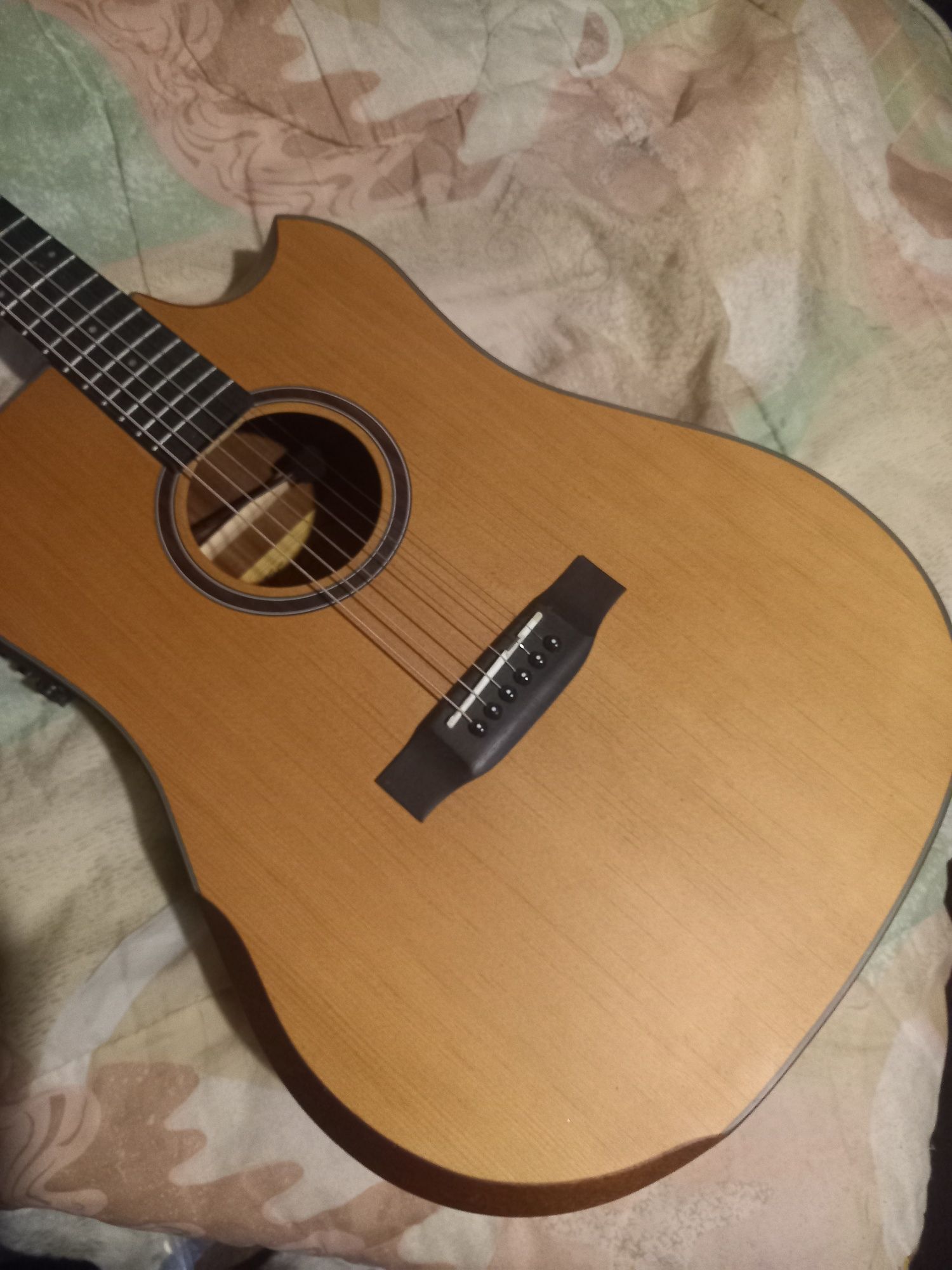 Guitarra semi-acústica QTE + amp de guitarra portátil