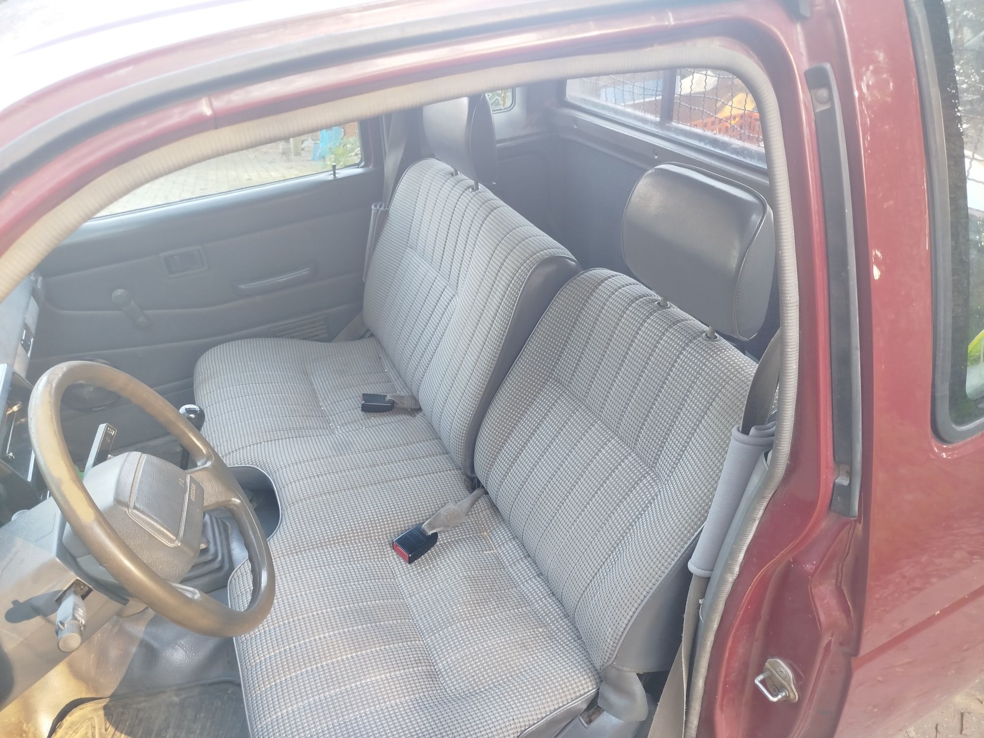 Carrinha Nissan caixa aberta