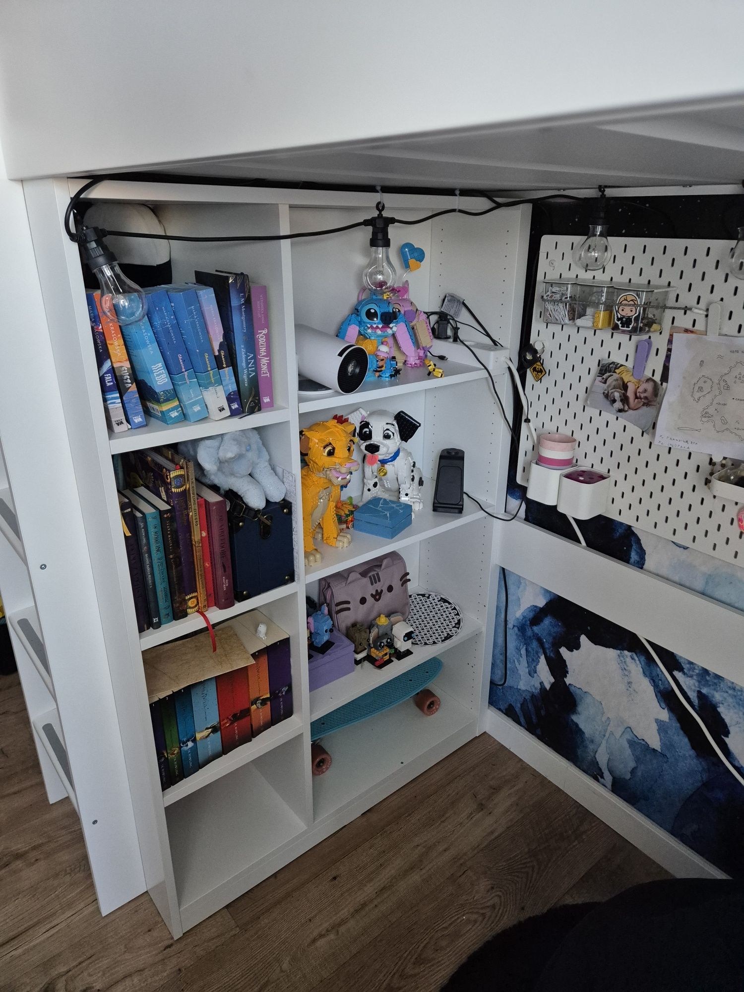 Łóżko na antresoli, Ikea smastad z biurkiem na zamontowanym