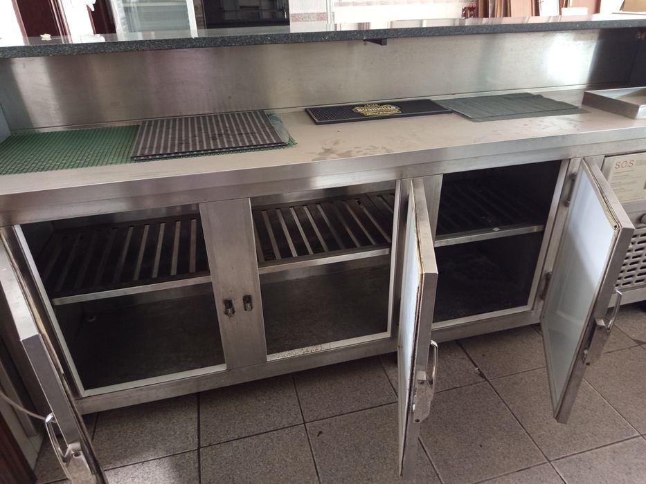 Balcão com arca frigorífica integrada + balcão para espaço comercial