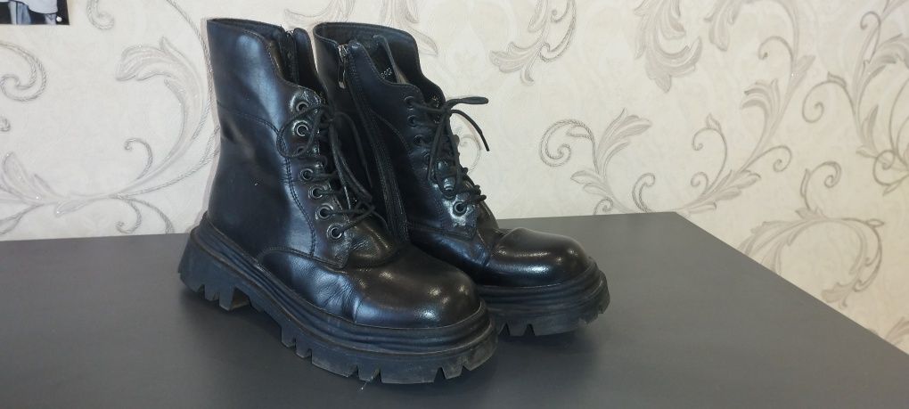 Продам зимові жіночі ботинки