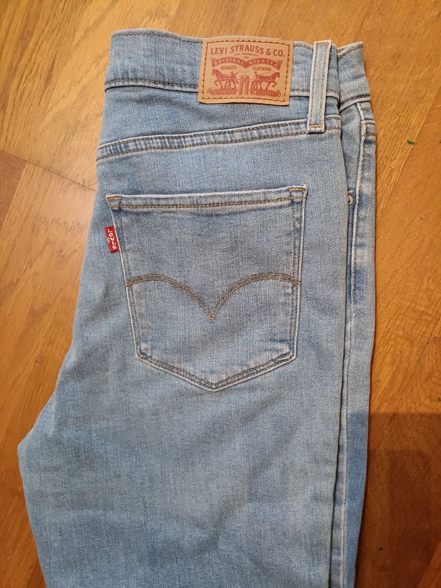 Jeansy Levi's r28
