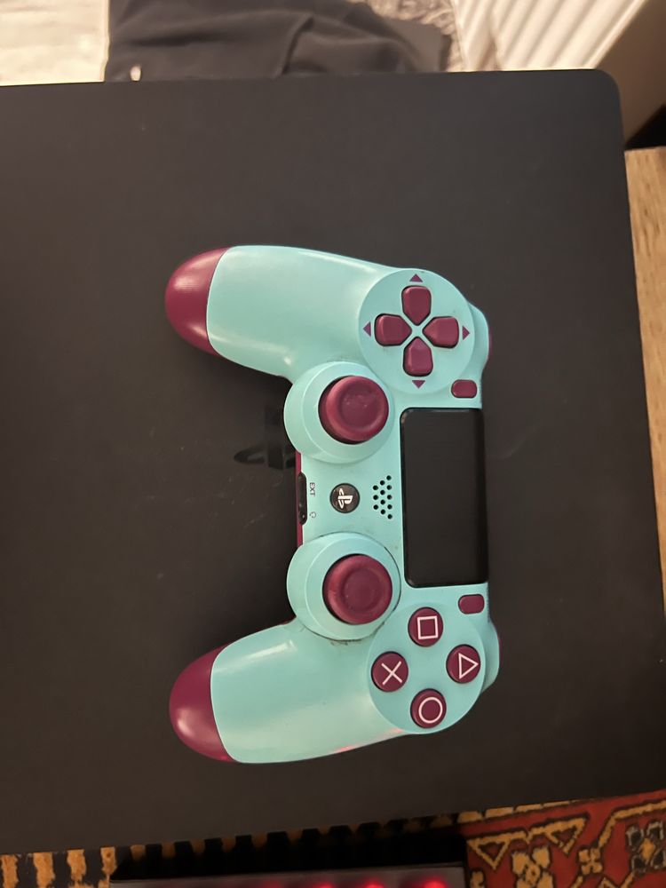 Konsola ps4 z jednym padem i telewizorem