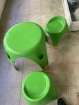Mesa com 2 bancos criança