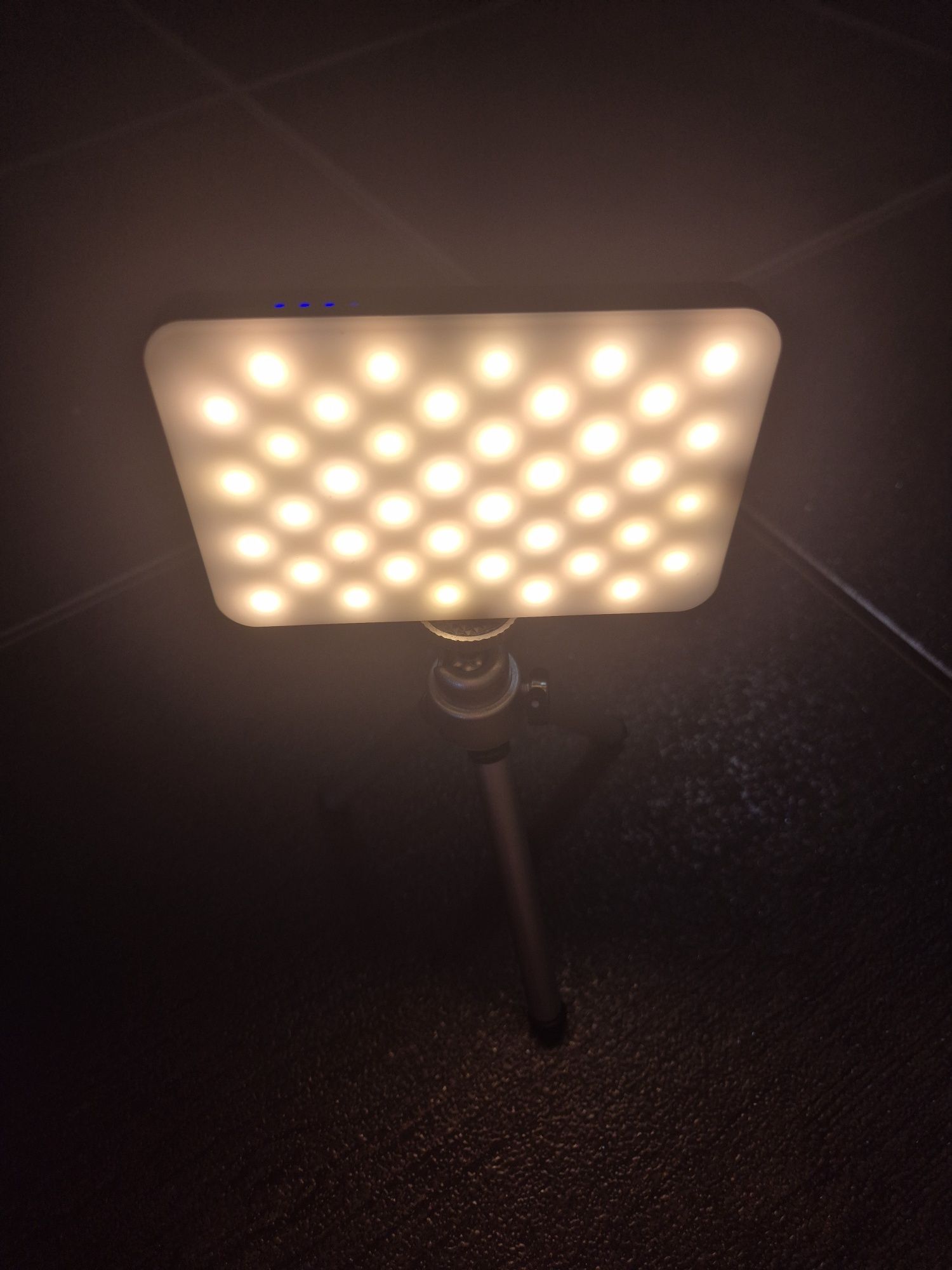 Lampa LED na statywie

Lampa LED na statywie
