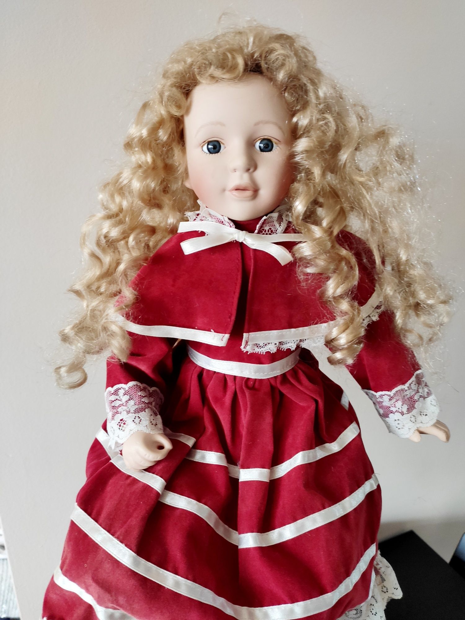 Porcelanowa lalka w stylu vintage