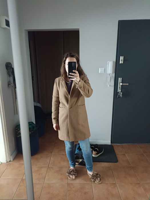 Elegancki płaszcz, zapinany na guzik,  65% wełna,  rozmiar M / 38