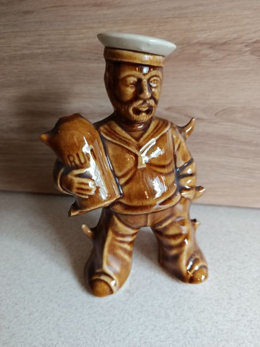 Figurka marynarza z butelką rumu