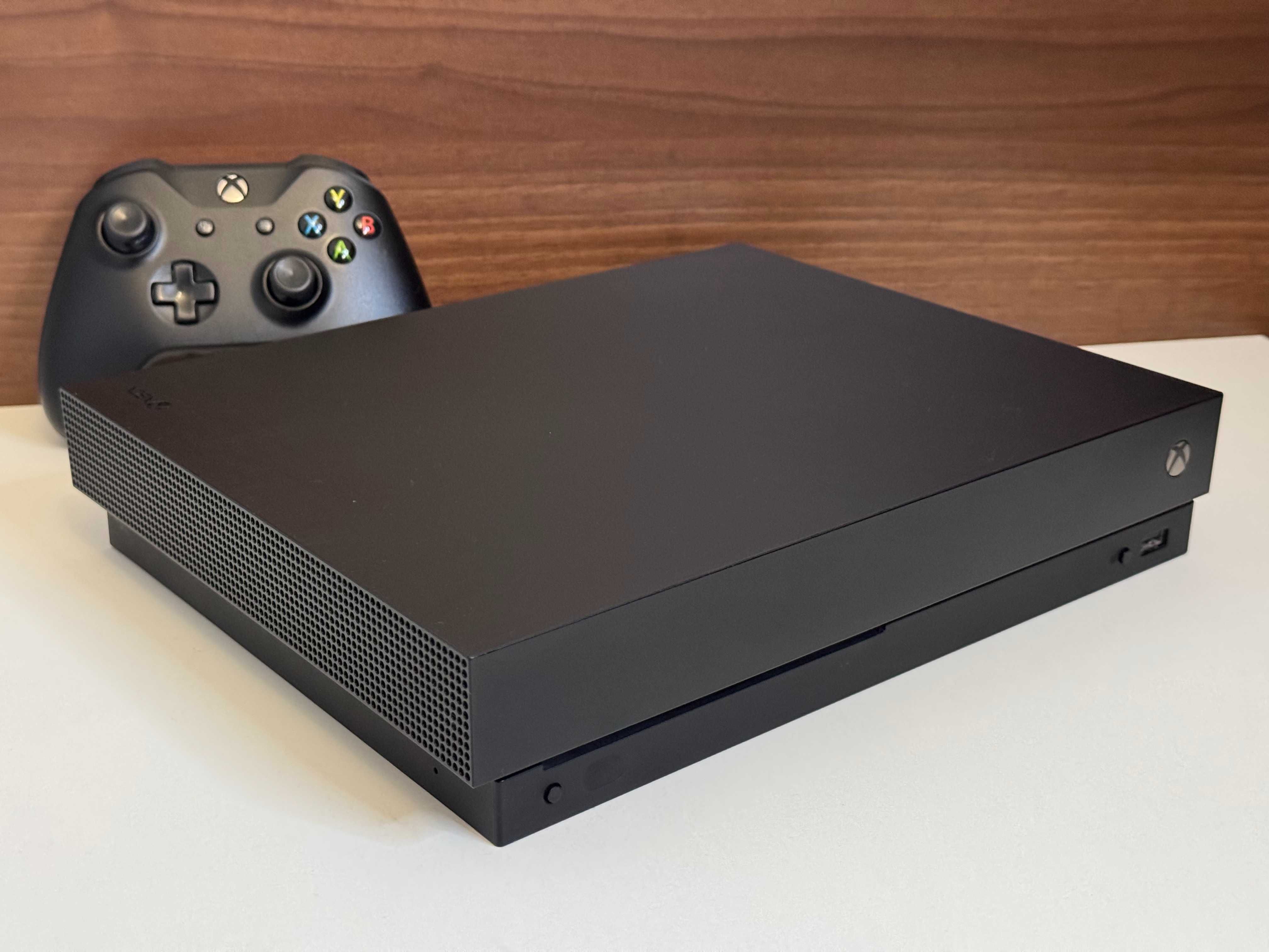Konsola XBOX ONE X 1TB z Padem i Napędem