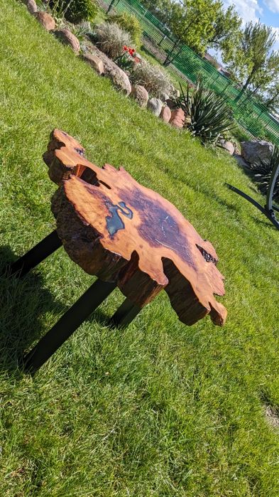 Stolik kawowy, akacja z żywicą epoksydową