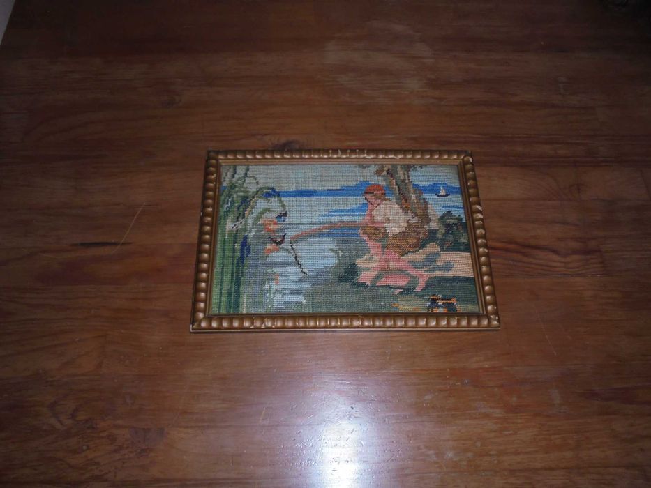 Piękny stary obrazek haftowany przedstawiający kobietę z wędką nr 53