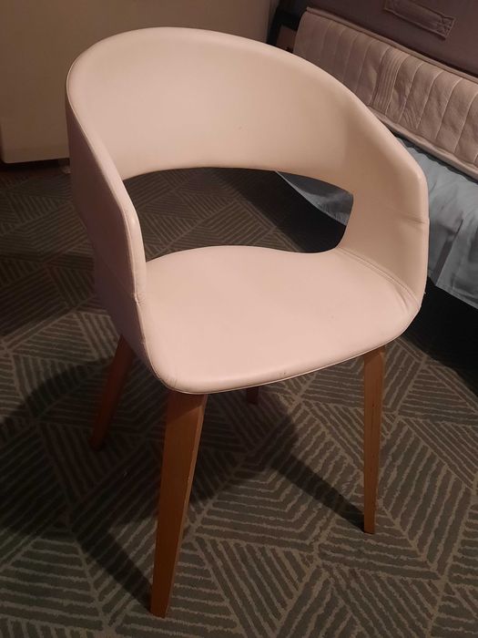 Krzesło białe ekoskóra wygodne stabilne  Actona Luna Omega Nova-9