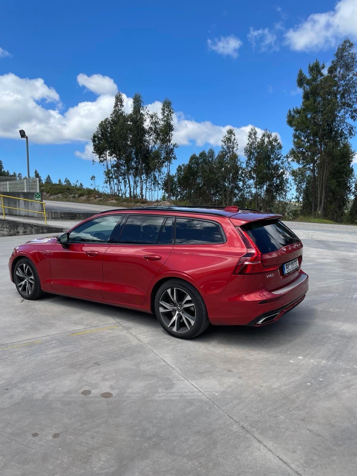 Volvo V60 T8 AWD Twin-Engine R-Design Garantia Muitos Extras IVA Ded.