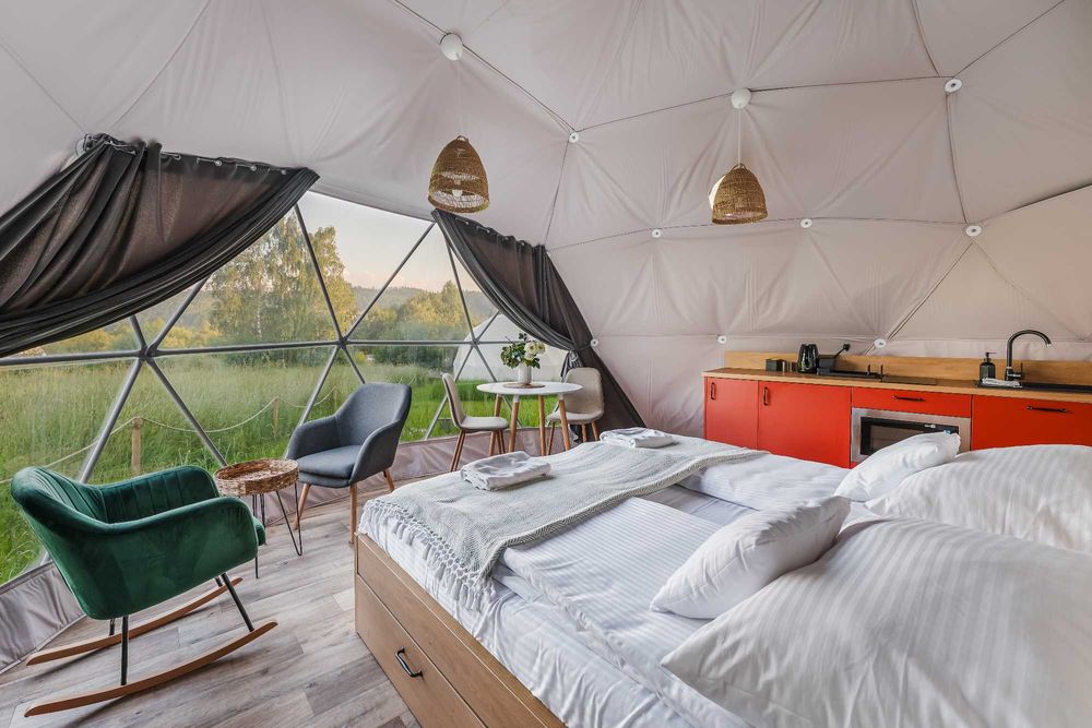 Glamping z jacuzzi nad jeziorem czorsztyńskim. Domki kopułowe, kominek