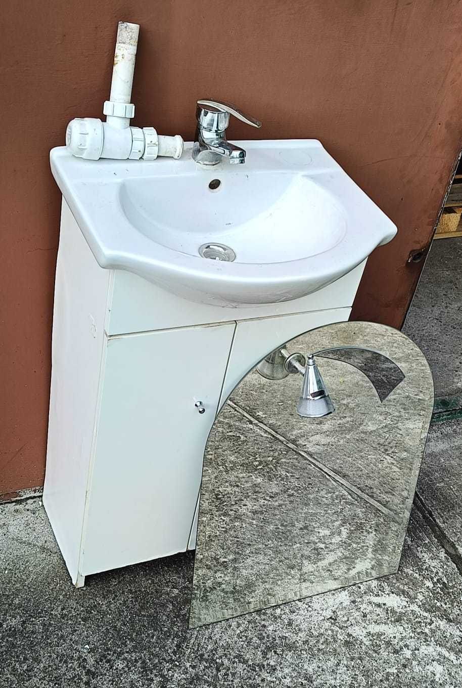 Szafka  łazienkowa  z  umywalką  +  lustro  z  oświetleniem