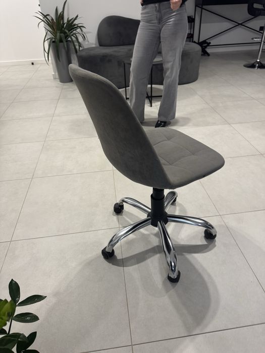 Крісло офісне сіре