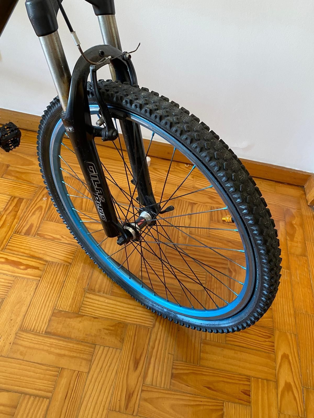 Bicicleta usada bem conservada