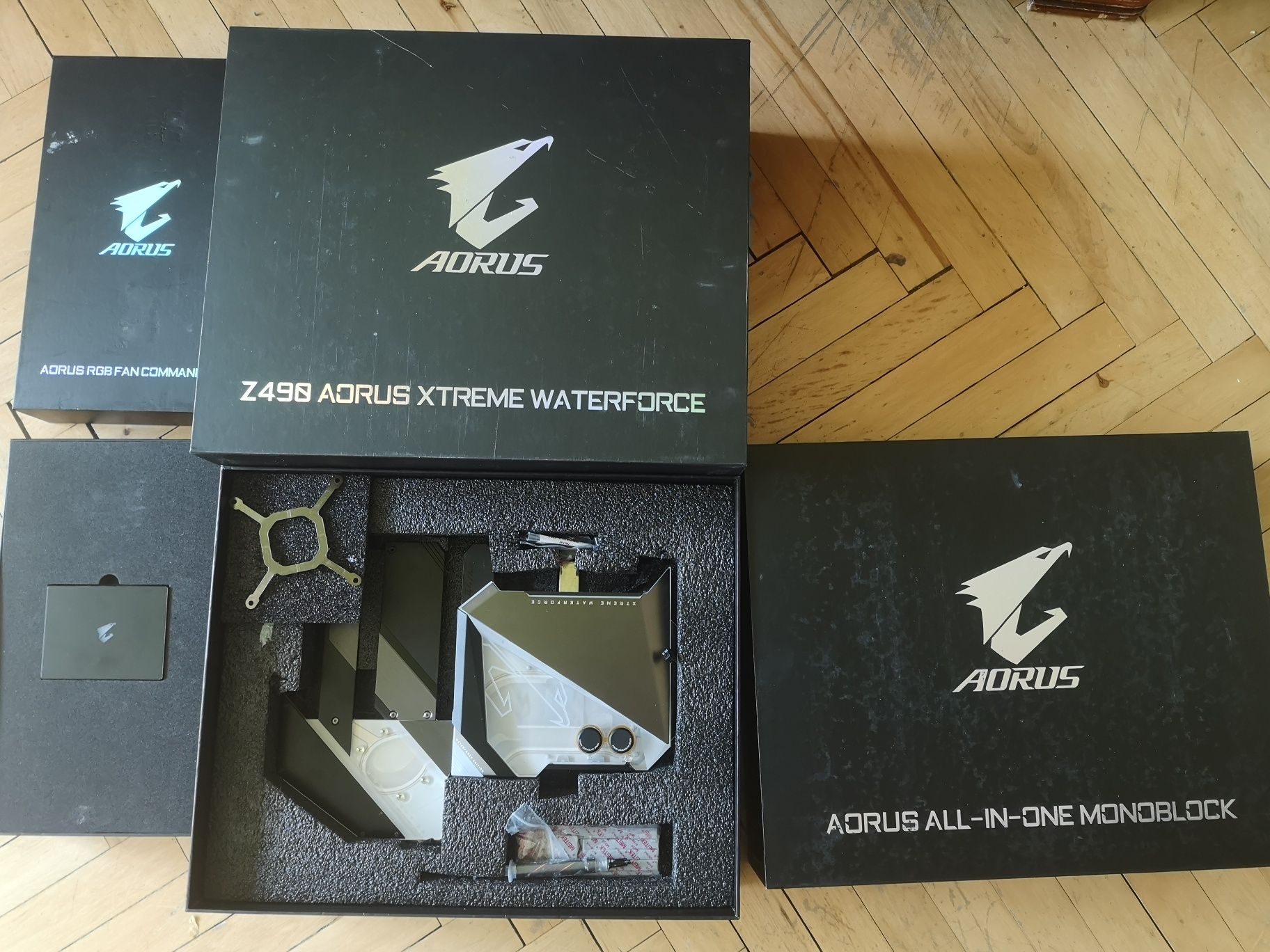 Корпус THERMALTAKE на  колесах з системою охолодження z490 Aorus xtre