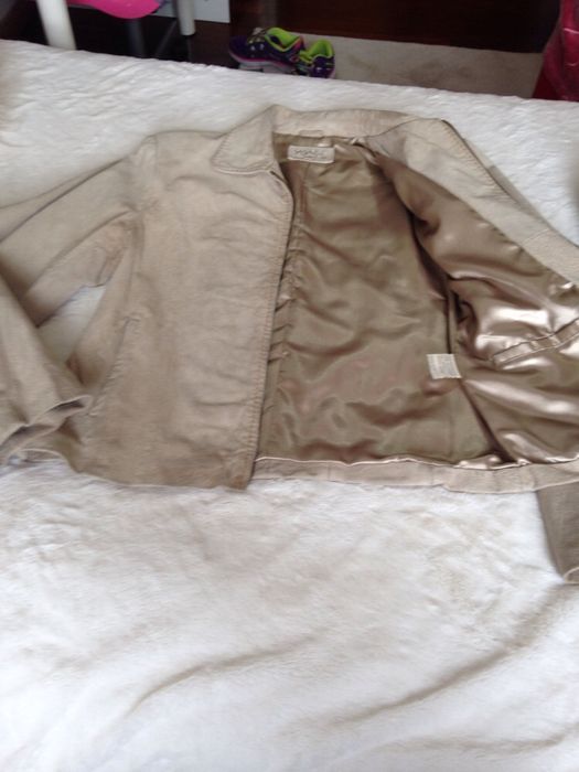 Saias de pele de nobuck azul e outra beje